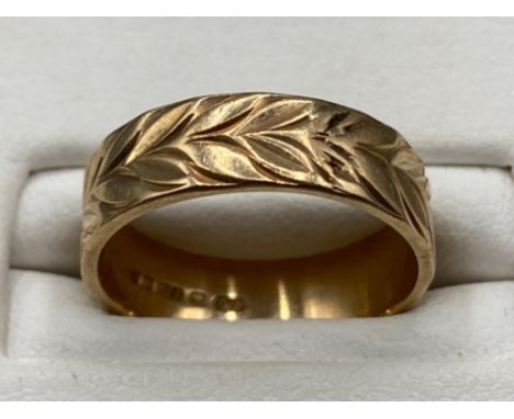 9ct yellow gold band ring, nicely etched, size K 2.7g