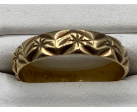 9ct yellow gold nicely etched band ring, size K 1.5g