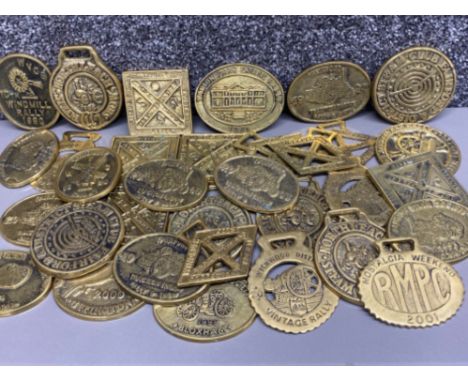 Box containing 33 vintage brass safe plaques &amp; name plates