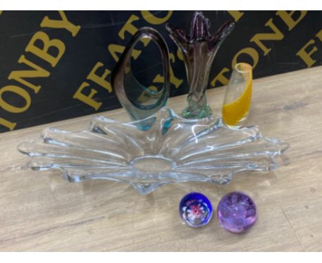 Job lot of miscellaneous pieces of art glass, including Caithness paperweights, Josef HOSPODKA vase etc