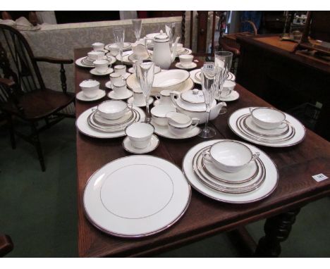 Royal Worcester 'Silver Viceroy' dinner services including dinner plates, side plates, dessert dishes, approx. 90 pieces