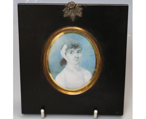 AN 18TH CENTURY OVAL PORTRAIT MINIATURE STUDY OF A LADY IN WHITE DRESS, unsigned, framed and glazed, 7 x 5 cm