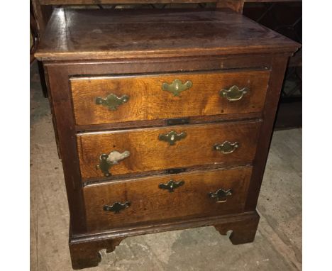 A SMALL 19TH CENTURY OAK CHEST OF DRAWERS, with three graduating drawers, on shaped bracket feet, H 77 cm, W 68 cm, D 52 cm¦