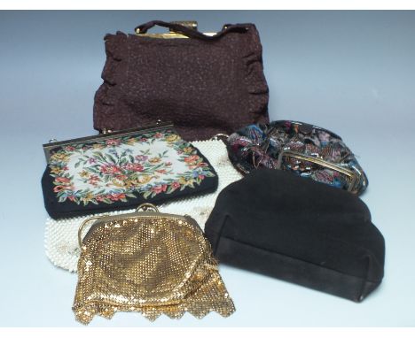 A COLLECTION OF LADIES VINTAGE EVENING BAGS ETC., various styles and periods to include beaded examples (7)