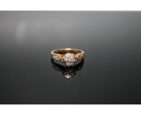 A HALLMARKED 9 CARAT GOLD DIAMOND CLUSTER RING, ring size K 1/2