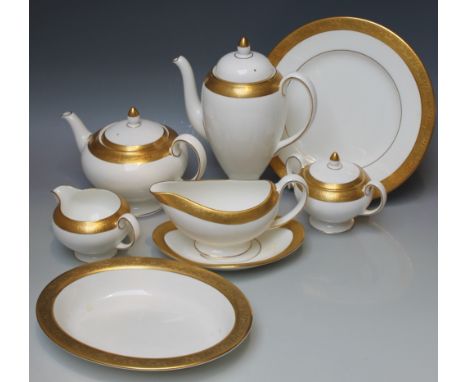 A COLLECTION OF WEDGWOOD 'ASCOT' FINE BONE CHINA TEA AND DINNER WARE, comprising six dinner plates, a gravy boat and stand, a