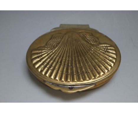 A 19TH CENTURY TYPE BRASS CLAM SHELL SHAPED SNUFF BOX, W 8 cm 