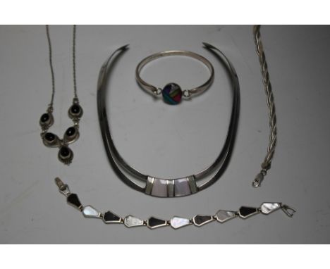 A COLLECTION OF MODERN SILVER JEWELLERY ITEMS, comprising a collarette, two bracelets, a bangle and a necklace (5)