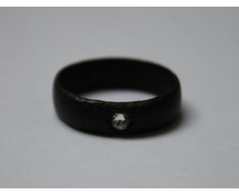 A LATE 18TH / EARLY 19TH CENTURY BRONZE RING SET WITH A SINGLE DIAMOND, ring size S