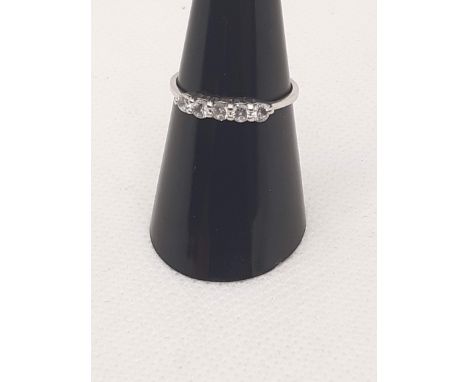 18 CARAT WHITE GOLD RING WITH 5 ZIRCONS - SIZE 13 - 1.5 GRAMS - AU 110