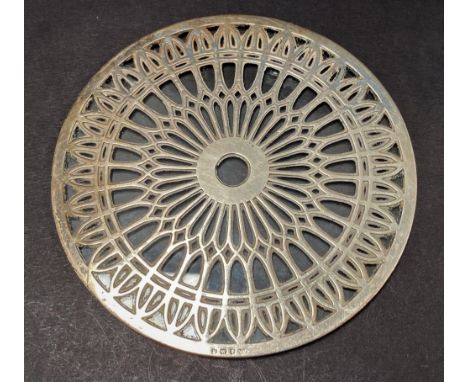 A George V silver mounted glass teapot stand, maker Aitken Bros. Ltd., Birmingham 1925, diameter 15cm.
