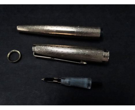 A 9ct. gold engine turned 'Parker 61' fountain pen, overall weight 19.4g approx. (AF).