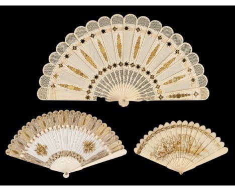 Inlaid fan. An ivory brisé fan, late 19th century, brisé fan with pierced and carved decoration, inlaid with gilt roundels, s