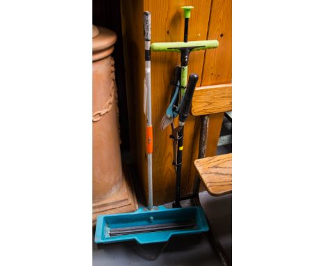 FERTILISER SPREADER + TOOLS