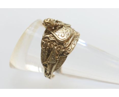 9ct gold gent's rodeo ring,  worked as a Western saddle with lasso, size T, weight approx. 5.5g (Please note condition does n