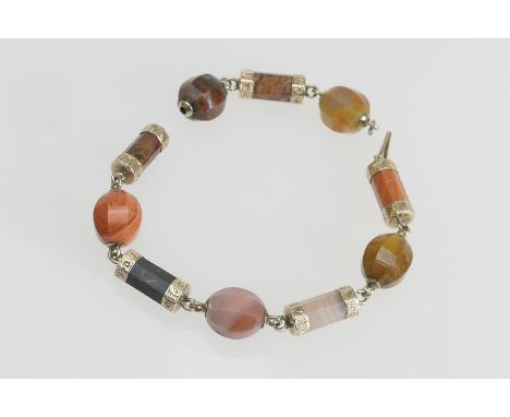 Late Victorian Scottish agates bracelet (damaged), the stones set in engraved yellow metal (one ring link detached), 20.5cm (
