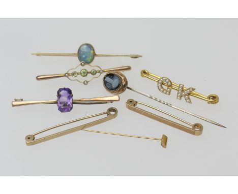 Assortment of gold and other brooches and pins, comprising: Victorian carved agate 'In Memoriam' stock pin in unmarked yellow