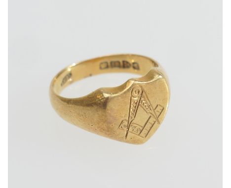 Freemasonry interest: 18ct gold signet ring inscribed with dividers and set square, hallmarked Chester 1905, size W, weight a