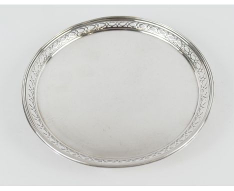 Mappin &amp; Webb silver card tray, London 1908, circular form with a pierced border, raised on four feet, 17.5cm diameter, w