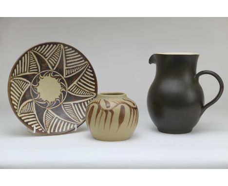 Agnete Hoy for Bullers, porcelain bowl with incised sunburst pattern detailed with brown wash, shaped no. 257, 21.5cm diamete
