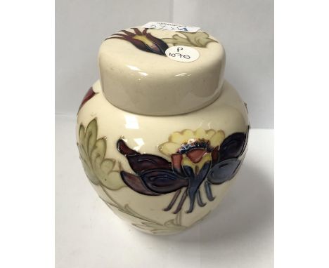 A LARGE MOORCROFT FLORAL PATTERN LIDDED GINGER JAR, HEIGHT 15CM 