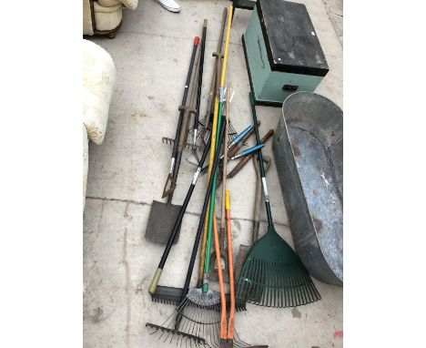 A LARGE GROUP OF ASSORTED GARDEN TOOLS 