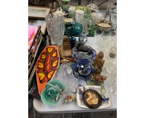 A COLLECTION OF VARIOUS ITEMS TO INCLUDE CUT CRYSTAL GLASSWARE, POOLE POTTERY CERAMIC DISH ETC 