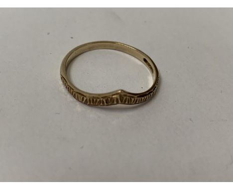 A 9CT GOLD 'V' SHAPED RING, 1.1G WEIGHT 