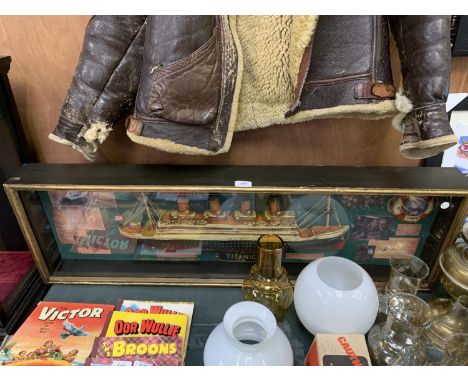 A TITANIC MODEL AND OTHER MEMORABILIA IN GLASS CASE 