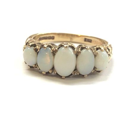 A LADIES 9CT YELLOW GOLD FIVE STONE OPAL RING, WEIGHT 3.8G 