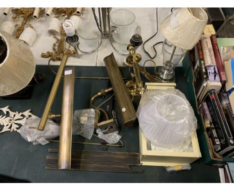 VARIOUS LIGHT FITTING TO INCLUDE BRASS WALL LIGHTS, GLASS LAMP BASE AND SHADE ETC 