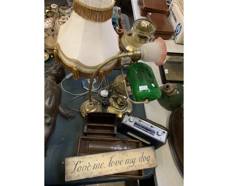 A COLLECTION OF VINTAGE ITEMS TO INCLUDE RADIO, DESK LAMP ETC 