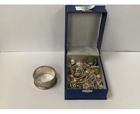 A COLLECTION OF WHITE METAL JEWELLERY TOGETHER WITH A HALLMARKED SILVER NAPKIN RING 