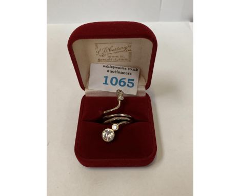 A LADIES SILVER ORNATE RING 