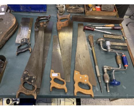 A LARGE COLLECTION OF VINTAGE TOOLS TO INCLUDE BRASS HANDLED SAW, VICES ETC 
