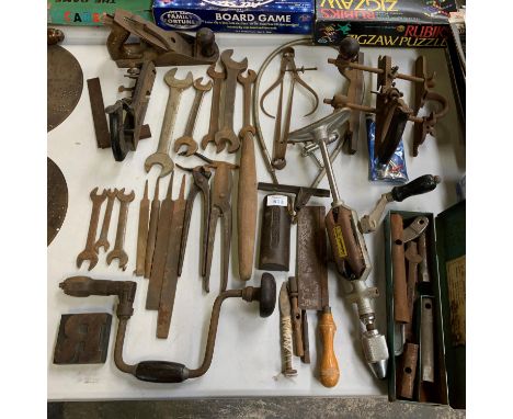 A LARGE MIXED LOT OF VINTAGE TOOLS 