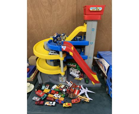 A PLASTIC CAR RAMP TOGETHER WITH MINIATURE MODEL CARS ETC 