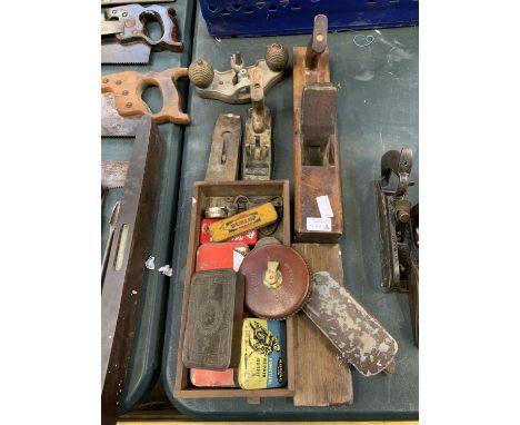 A COLLECTION OF VINTAGE TOOLS, TAPE MEASURES, TINS ETC 