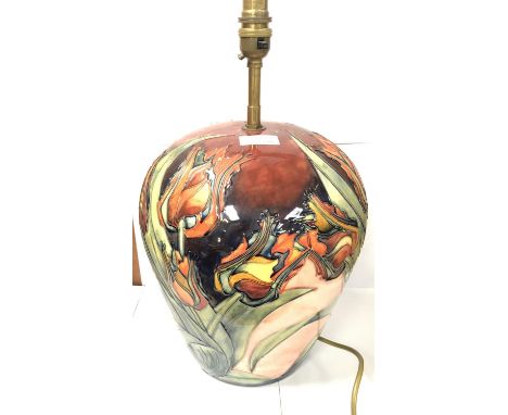 A LARGE MOORCROFT POTTERY TULIP PATTERN LAMP BASE, HEIGHT INCLUDING FITTING 42CM 