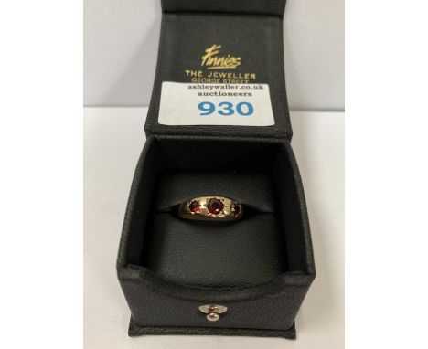 A BOXED 9 CT GOLD GARNET RING, 2.7G GROSS WEIGHT 