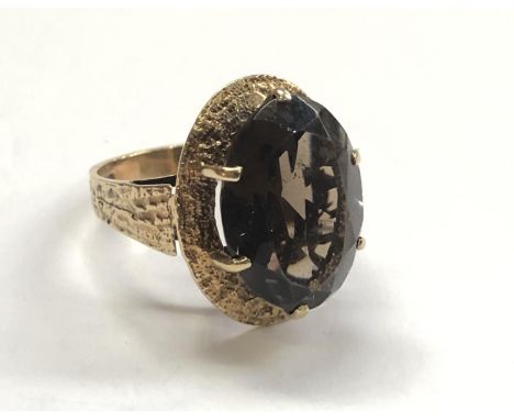 A 1970'S LADIES 9CT YELLOW GOLD SMOKY QUARTZ STONE DRESS RING, WEIGHT 6.4G 