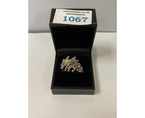 A LADIES SILVER BOXED RING 