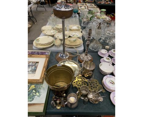 A COLLECTION OF METAL WARES TO INCLUDE EPNS JUGS AND LAMP BASE 