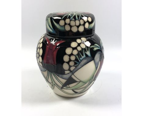 A MOORCROFT POTTERY '1901' PATTERN GINGER JAR, HEIGHT 11CM 