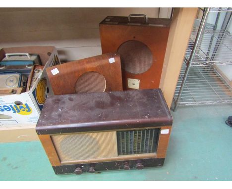 A vintage Raymond radio and two vintage speakers