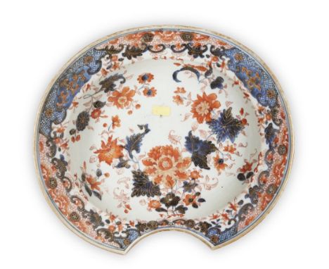 A Chinese Imari barber's bowl, 18th century, painted with flowers within an elaborate panelled border, 29.5cm wide十八世紀 伊萬里式臉盆