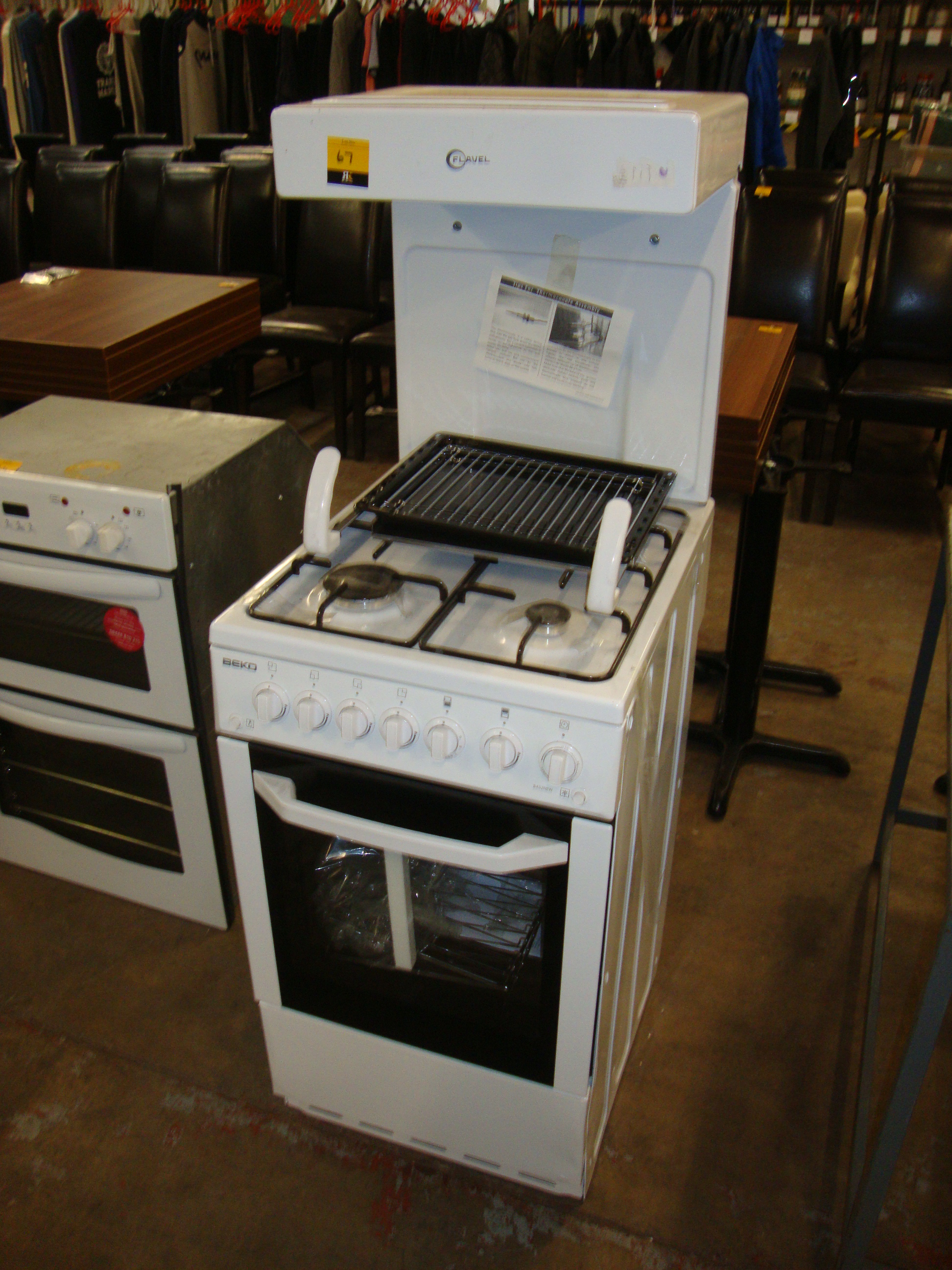 Gas cooker with overhead grill