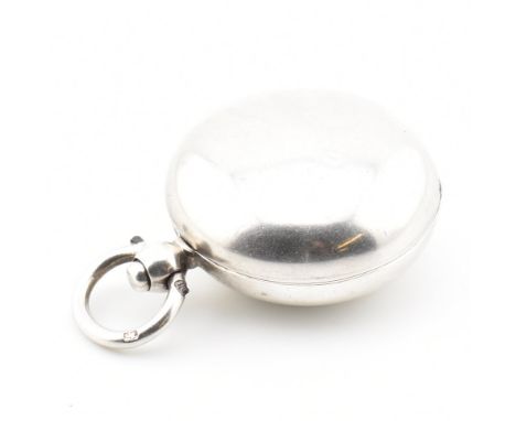 An Edwardian hallmarked silver sovereign case. Sovereign holder having bale to top with plain polished case. Hallmarked Birmi