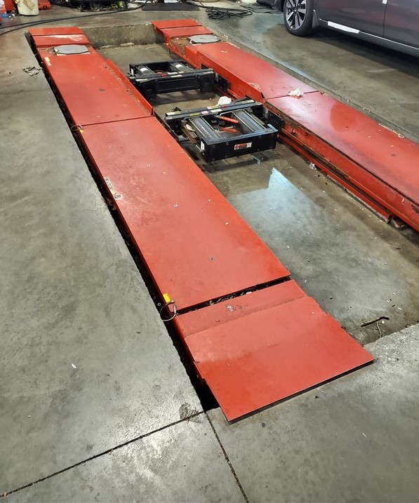 Hunter RX9L (9,000) Scissor Alignment Lift w/ (2) 4,500 SwingJacks