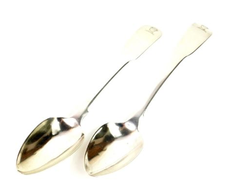 A pair of early 19thC Irish crested silver fiddle pattern serving spoons, with portrait crests to the handles, Dublin 1805, 4